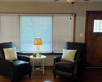 JC’s Cottage is less than 5 minutes from The Ark Encounter! - Williamstown - Living room