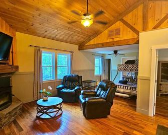 Quiet Country Farmhouse - Suwanee - Living room