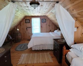 Baywatch Cottage at South Bay in Lubec. Deck. Beach. .7 miles from downtown - Lubec - Bedroom