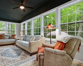 Pine Mountain Cabin with Fire Pit and Wildlife - Pine Mountain - Living room