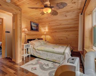 Wildlife Lakeside Cottage beautiful views, amazing wildlife, great location - Lanesborough - Bedroom