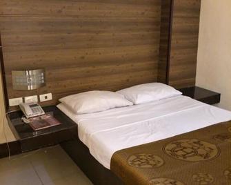 Anton's Dormitel - Balanga - Habitación