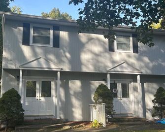 Cozy, clean 2-bedroom getaway in Attleboro - Attleboro - Edificio