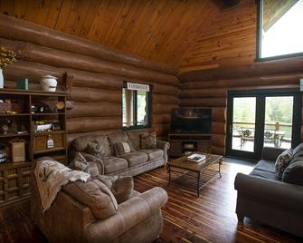 3 acre Lake, Farm Animals Petting Zoo, Horses and Horseback Riding, Room to roam - Brownsburg - Obývací pokoj