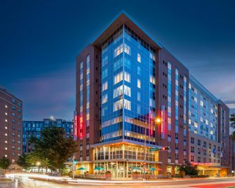 Hampton Inn & Suites Madison/Downtown - Madison - Building