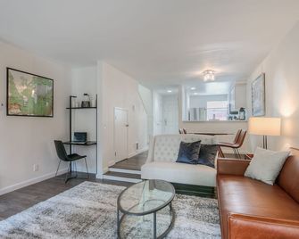 Moon River Suites 2 - On River, Private Hot Tub, Downtown By North Bend Escapes - North Bend - Living room