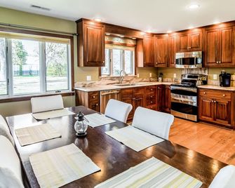 Charming 3 Bedroom 3 Bath Beach Front Property - Stevensville - Kitchen