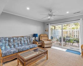 Dreamy Vacation Smart-Home By The Beach - Pine Knoll Shores - Living room