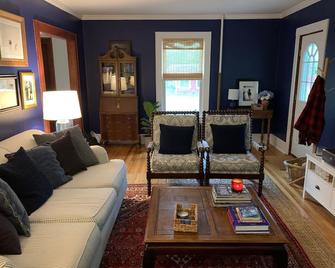 Cozy Catskills Farmhouse in Barryville near the Delaware River - Barryville - Living room