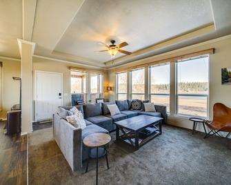 Newport Riverfront Home with Deck and Fire Pit! - Newport - Sala de estar