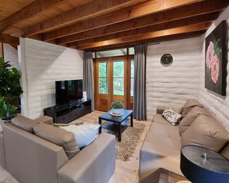 Seaside Garden Cottages 'The Cottage + Studio' - Beautiful, Clean & Spacious - Kingscote - Obývací pokoj