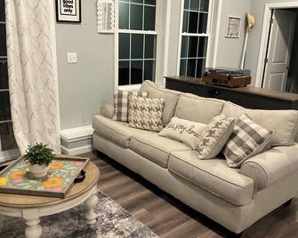 Foxwoods and Mystic are both close by this private home with a Pool and Hot tub. - Ledyard - Living room