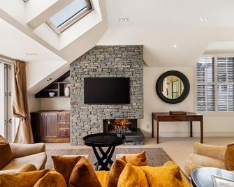 Ben Lomond 1 Top Floor Lakeshore Apartment - Queenstown - Living room