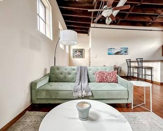 Sleepover 2bd 1ba Condos Downtown Springfield - Springfield - Living room
