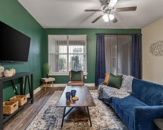 Kaleidoscope Near Galleria/Medical City - Dallas - Living room