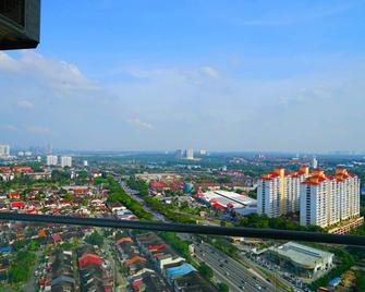 Yoyo Homestay - Kampung Telok Serdang - Balcony