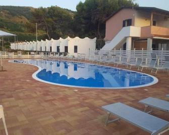Villaggio Residence Emmesse - Zambrone - Zwembad