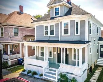 New England Holiday Getaway - New Bedford - Building
