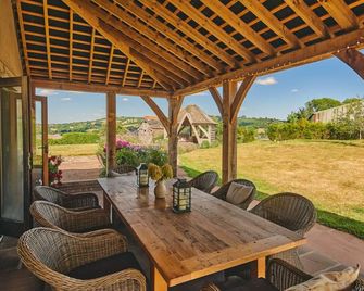 Idyllic 17th century farmhouse with glorious mountain views - Walterstone - Patio