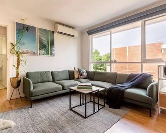 Escape to a Tree Top Retreat in Vibrant Elwood! - Elwood - Sala de estar