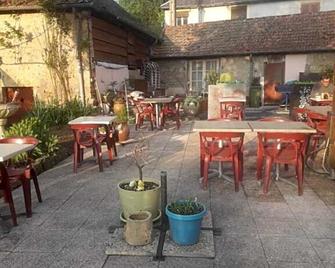 Auberge Du Bon Coin - Moulins-Engilbert - Patio