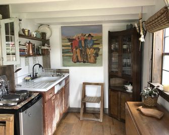 Secluded Glamping Cabin Rental on a Working Ranch and Farm near Aspen and Maroon Bells, Colorado - Carbondale - Kitchen