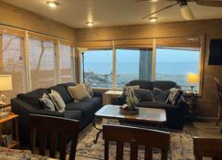 Cozy Getaway On Lake Erie - North East - Living room