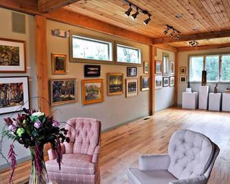 The Loft @ Lost Acres ~ A Peaceful Rural Escape On A Farm Winery! - North Granby - Living room