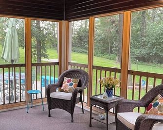 Charming country 4 bed/2 bath house in Clinton, near golf & casino. Wifi, A/C - Clinton - Balcony