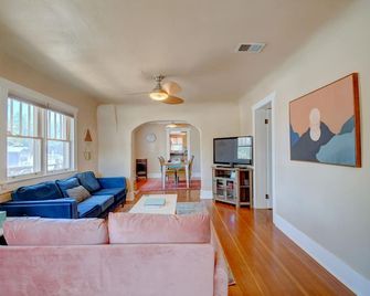 11 Min Walk To Old Town, Pets+yard, Remote Workers, 3 Bd+2ba - Albuquerque - Huiskamer