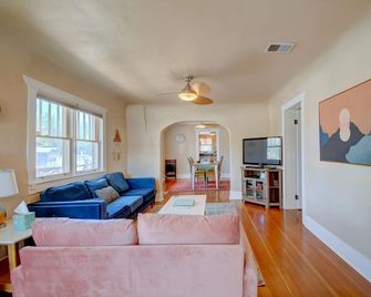 11 Min Walk To Old Town, Pets+yard, Remote Workers, 3 Bd+2ba - Alburquerque - Sala de estar