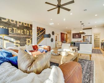 Walk to Lake City Marina: Condo w/ Rooftop Deck! - Lake City - Living room