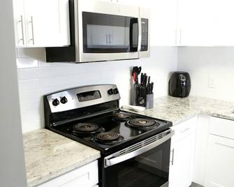 Newly Renovated Stay Minutes From Airport & City - Forest Park - Kitchen