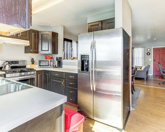 2 Mi to Denver Zoo: Family Home w/ Porch! - Denver - Kitchen