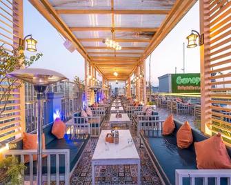 Hibiscus Select Hotel - Ghāziābād - Balkón