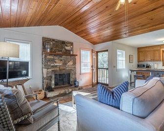 Hilltop Hideaway- Cozy Cabin w/ Fireplace, Private Deck/Yard, Family Friendly! - Cashiers - Living room
