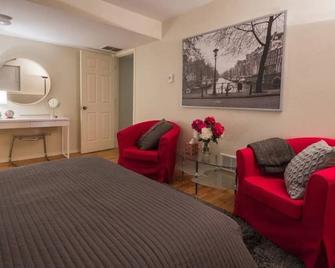 Two Bedroom Charming Elegant Modern Getaway Airport Mil Apartment - Tukwila - Bedroom