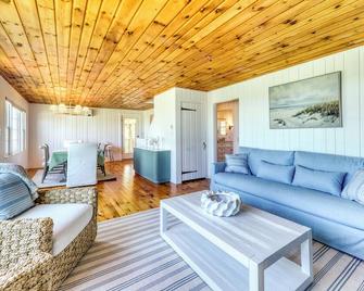 Steps away from Gooch's Beach! - Kennebunk - Soggiorno