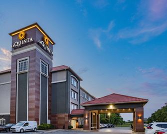 La Quinta Inn & Suites by Wyndham Norfolk - Norfolk - Building