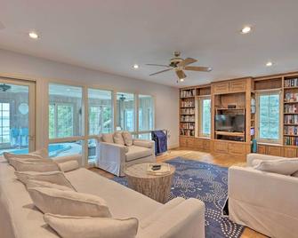 Beachfront Urbanna Home with Gas Grill and Deck! - Urbanna - Living room