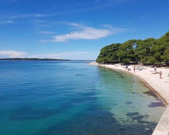 Cozy Apartment With Terrace And Bbq - Fažana - Strand