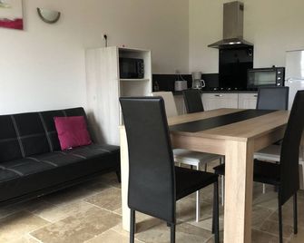 Farm cottage with swimming pool - Gabillou - Salle à manger