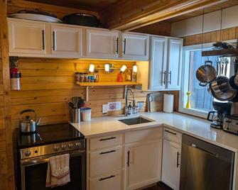 Cottage - Lakeside w/private Hottub near Big White - Kelowna - Kitchen