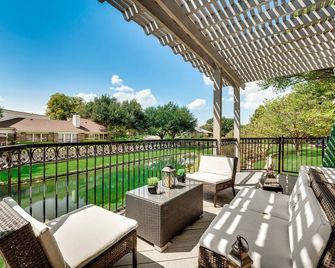 5Bedroom w/Heated Pool, Winter Ready with Gas Fireplace and Appliances - Plano - Balcony
