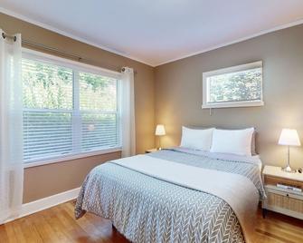 Cozy retreat short walk to Green Lake with home gym, office, fenced-in yard - Seattle - Bedroom