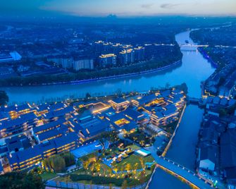 Holiday Inn Deqing Xinshi Ancient Town By IHG - Huzhou - Gebäude