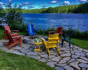 Gorgeous 4 Season Waterfront Cottage Family Getaway, Sleeps Up To 14 W Loft Apt - Restoule - Patio