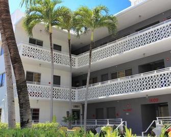 Crates At The Gaythering - Men Only - Miami Beach - Building