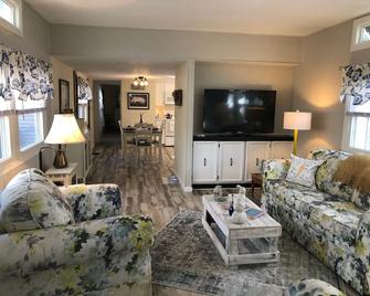 Romantic Private Rustic w/Hot Tub Wine Trail Pets Groups - Penn Yan - Wohnzimmer