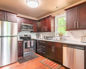 Cozy 4-Season Chalet w Arcades & Lake, Ski Lifts - Lackawaxen - Cuisine